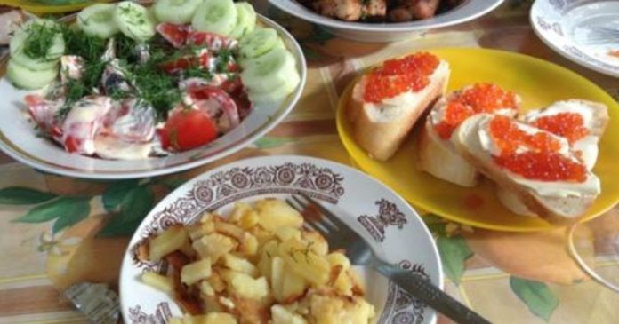 “Skuhala sam ručak, a muž je rekao da mu se gadi… tek kad sam oprala suđe, našla sam poruku ispod tanjira.” - featured image