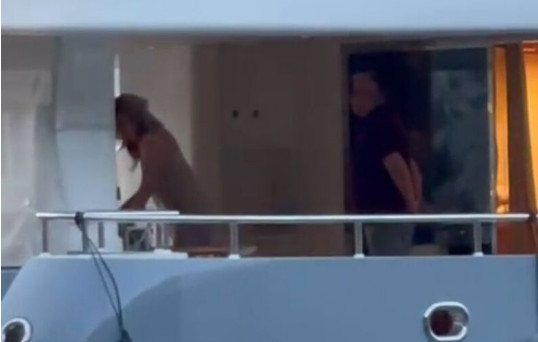 Melinu muž milioner gađao peškirom: Pojavio se šok snimak sa jahte nakon glamuroznog slavlja (Video) - featured image