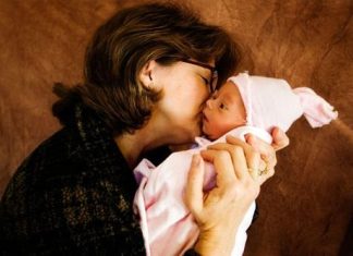 Baka na Fejsbuku objavila fotografije sa rođenja svog unuka, pa umalo završila u zatvoru: Ćerka je prijavila Baka na Fejsbuku objavila fotografije sa rođenja svog unuka, pa umalo završila u zatvoru: Ćerka je prijavila - featured image