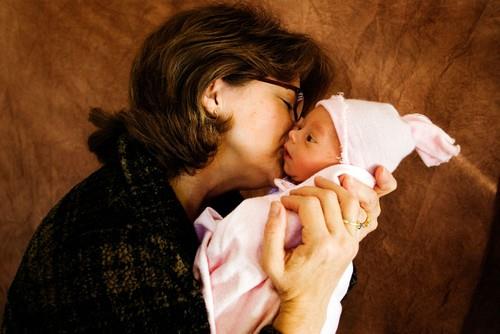 Baka na Fejsbuku objavila fotografije sa rođenja svog unuka, pa umalo završila u zatvoru: Ćerka je prijavila - featured image