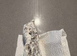 Pronašla sam nešto čudno u pakovanju brašna: odlučila sam otvoriti celofan da vidim šta je unutra… i kada sam shvatila šta je, bila sam potpuno šokirana. Pronašla sam nešto čudno u pakovanju brašna: odlučila sam otvoriti celofan da vidim šta je unutra… i kada sam shvatila šta je, bila sam potpuno šokirana. - featured image