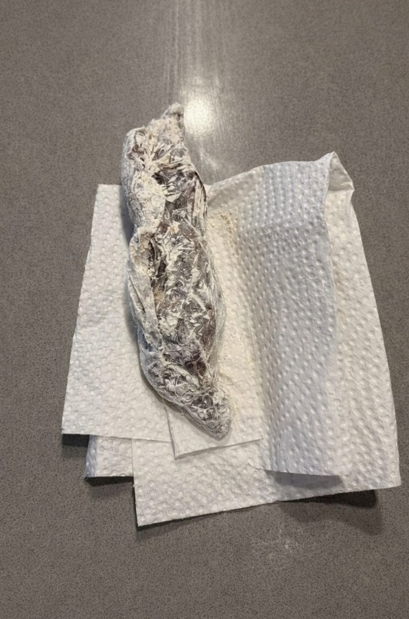 Pronašla sam nešto čudno u pakovanju brašna: odlučila sam otvoriti celofan da vidim šta je unutra… i kada sam shvatila šta je, bila sam potpuno šokirana. - featured image