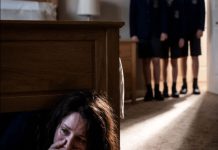 Sakrila sam se ispod kreveta i čula istinu koju nijedna majka ne želi da zna Sakrila sam se ispod kreveta i čula istinu koju nijedna majka ne želi da zna - featured image