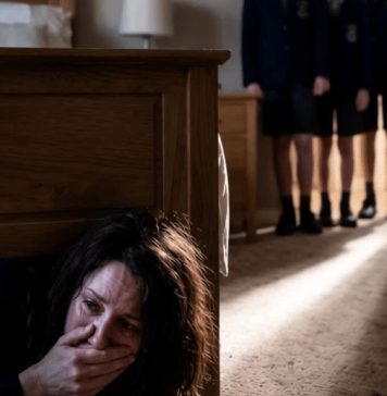 Sakrila sam se ispod kreveta i čula istinu koju nijedna majka ne želi da zna Sakrila sam se ispod kreveta i čula istinu koju nijedna majka ne želi da zna - featured image