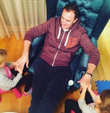 “Kad smo došli da te usvojimo, digla si ručicu i rekla “evo me”: Ovako je Mila izabrala da baš Sergej Ćetković bude njen tata "Kad smo došli da te usvojimo, digla si ručicu i rekla "evo me": Ovako je Mila izabrala da baš Sergej Ćetković bude njen tata - featured image