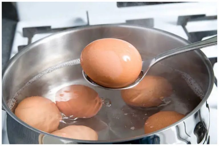 Kad kuhate jaja dodajte u vodu 1 sastojak: Neće popucati i oguliće se očas posla! - featured image