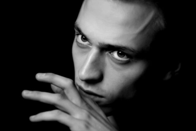 Ako ti neko kaže OVO – znaj da ti sprema NOŽ U LEĐA: Ove fraze koriste samo oni koji ti žele UNIŠTITI život - featured image Ako ti neko kaže OVO – znaj da ti sprema NOŽ U LEĐA: Ove fraze koriste samo oni koji ti žele UNIŠTITI život - featured image