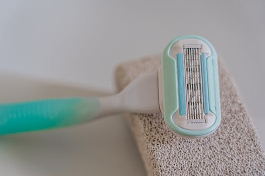 Prestanite da se brijete: Ova žena vam pokazuje TRIK kako da se riješite neželjenih dlačica na tijelu i bikiniju! - featured image