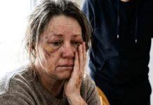 Moj sin me udario sinoć, a ja nisam ništa rekla. U toj tišini shvatila sam jednu stvar: ako on više nije sin, nego čudovište, onda ja više neću biti majka. Moj sin me udario sinoć, a ja nisam ništa rekla. U toj tišini shvatila sam jednu stvar: ako on više nije sin, nego čudovište, onda ja više neću biti majka. - featured image