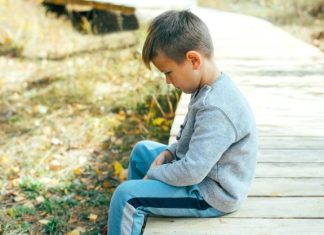 Anksioznost često počinje s ova četiri problema iz djetinjstva – 9 od 10 roditelja ovo svakodnevno radi svojoj djeci..Ovo su neki od prvih znakova!!