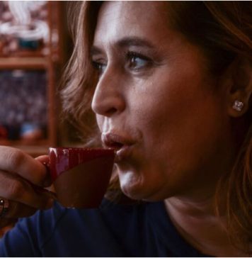 Ako žena želi da joj muškarac “jede iz ruke”, treba ovako da se ponaša: Lekcija koju svaka napamet treba da zna Ako žena želi da joj muškarac “jede iz ruke”, treba ovako da se ponaša: Lekcija koju svaka napamet treba da zna - featured image