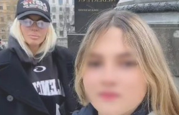 Ne skrivaju više ljubav Nika otkrila s kim je u vezi! Da nije prestar za tebe? Duško i Jelena poludili kad su vidjeli ko je u pitanju, a ni vama neće biti dobro!! - featured image