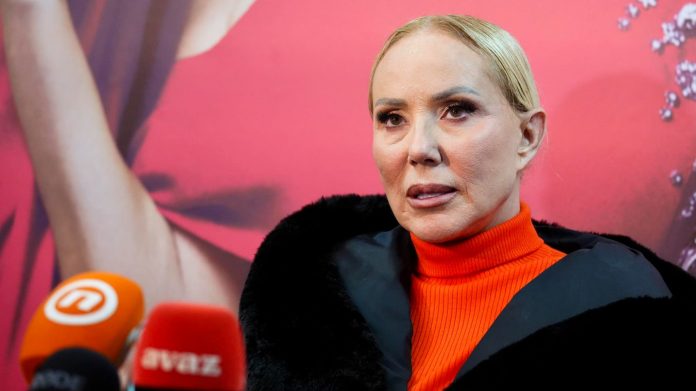 Nakon 40 godina rada Lepa Brena se penzionisala: O visini njene penzije svi govore!!! Evo koja je cifra u pitanju!!! - featured image