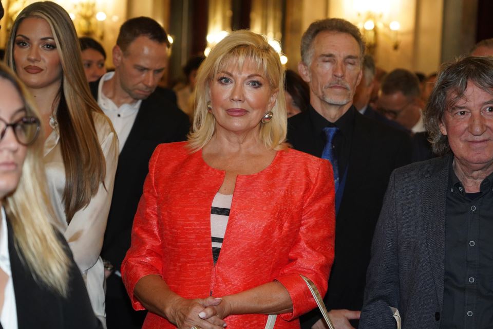 Suzana Mančić ljubi uglednog Grka već 25 godina: A iznenadiće vas kakvu titulu ima, čime se bavi i koliko zarađuje godišnje - featured image