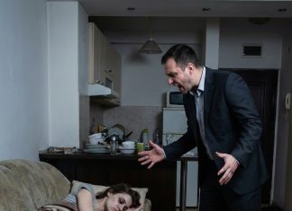 Ostavio ju je jer je ‘lenja i po ceo dan spava’: Na dan kada je potpisao razvod, stigao mu je paket iz bolnice sa njenim dnevnikom i umrlicom. Ostavio ju je jer je ‘lenja i po ceo dan spava’: Na dan kada je potpisao razvod, stigao mu je paket iz bolnice sa njenim dnevnikom i umrlicom. - featured image