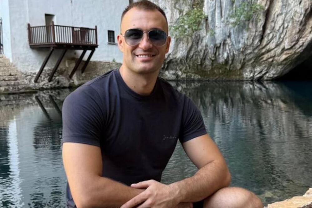POKOJNI SALE MU PREDVIĐAO USPEH, A ON DANAS PEVA NA LIVADI! UBUCIO se i presadio KOSU – posle Rade neprepoznatljiv - featured image