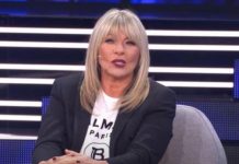 Brzo je prebojela njegovu smrt!! SUZANA JOVANOVIĆ uhvaćena u ZAGRLJAJU našeg popularnog pjevača!!! Brzo je prebojela njegovu smrt!! SUZANA JOVANOVIĆ uhvaćena u ZAGRLJAJU našeg popularnog pjevača!!! - featured image