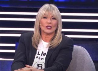 Brzo je prebojela njegovu smrt!! SUZANA JOVANOVIĆ uhvaćena u ZAGRLJAJU našeg popularnog pjevača!!! Brzo je prebojela njegovu smrt!! SUZANA JOVANOVIĆ uhvaćena u ZAGRLJAJU našeg popularnog pjevača!!! - featured image