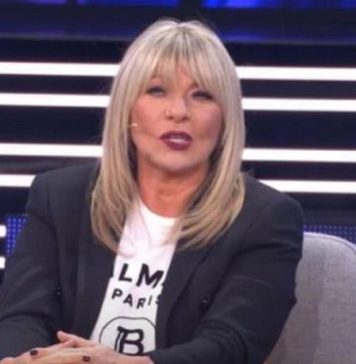 Brzo je prebojela njegovu smrt!! SUZANA JOVANOVIĆ uhvaćena u ZAGRLJAJU našeg popularnog pjevača!!! Brzo je prebojela njegovu smrt!! SUZANA JOVANOVIĆ uhvaćena u ZAGRLJAJU našeg popularnog pjevača!!! - featured image