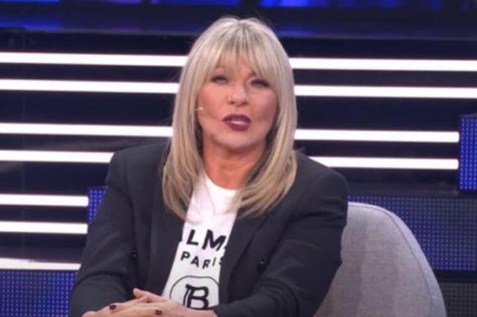 Brzo je prebojela njegovu smrt!! SUZANA JOVANOVIĆ uhvaćena u ZAGRLJAJU našeg popularnog pjevača!!! - featured image Brzo je prebojela njegovu smrt!! SUZANA JOVANOVIĆ uhvaćena u ZAGRLJAJU našeg popularnog pjevača!!! - featured image