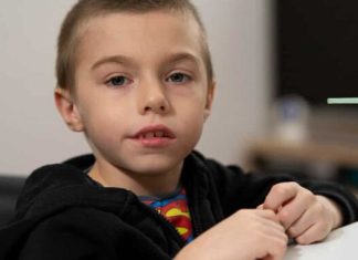 RANI ZNACI AUTIZMA K0JE R0DITELJI ČESTO ZANEMARUJU: Prvi simptomi vide se već pri odlasku na spavanje i tokom obroka RANI ZNACI AUTIZMA K0JE R0DITELJI ČESTO ZANEMARUJU: Prvi simptomi vide se već pri odlasku na spavanje i tokom obroka - featured image