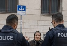 Policija je osetila sažaljenje prema jadnoj starici koja je nelegalno prodavala robu na ulici — ali kada se jedan od policajaca sagnuo da bolje pogleda povrće, žena je odmah uhapšena 😱😨 Policija je osetila sažaljenje prema jadnoj starici koja je nelegalno prodavala robu na ulici — ali kada se jedan od policajaca sagnuo da bolje pogleda povrće, žena je odmah uhapšena 😱😨 - featured image