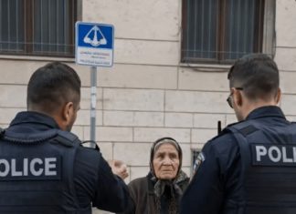 Policija je osetila sažaljenje prema jadnoj starici koja je nelegalno prodavala robu na ulici — ali kada se jedan od policajaca sagnuo da bolje pogleda povrće, žena je odmah uhapšena 😱😨 Policija je osetila sažaljenje prema jadnoj starici koja je nelegalno prodavala robu na ulici — ali kada se jedan od policajaca sagnuo da bolje pogleda povrće, žena je odmah uhapšena 😱😨 - featured image