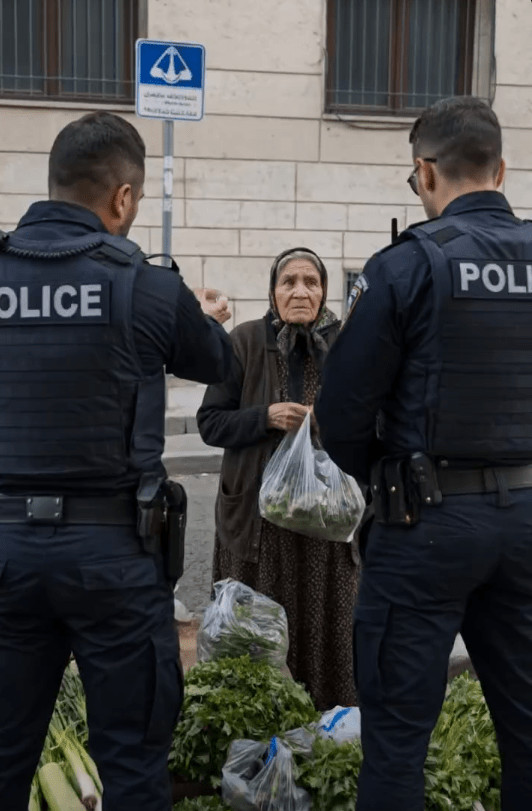 Policija je osetila sažaljenje prema jadnoj starici koja je nelegalno prodavala robu na ulici — ali kada se jedan od policajaca sagnuo da bolje pogleda povrće, žena je odmah uhapšena 😱😨 - featured image