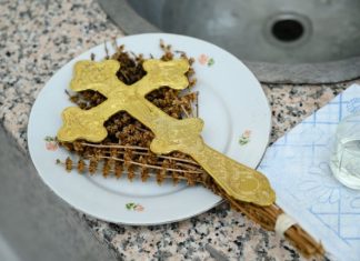 Veliki petak je najtužniji dan: Veruje se da iz kuće treba da izbacite jednu stvar i tako terate zlo iz nje Veliki petak je najtužniji dan: Veruje se da iz kuće treba da izbacite jednu stvar i tako terate zlo iz nje - featured image