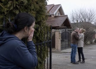 Dok se moj suprug tuširao, slučajno sam ugledala poruku koja je iskočila na njegovu telefonu koja je promijenila sve… Dok se moj suprug tuširao, slučajno sam ugledala poruku koja je iskočila na njegovu telefonu koja je promijenila sve… - featured image