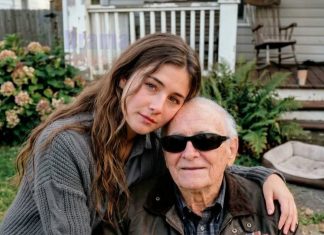 Unajmljena sam da posjećujem slijepog, izoliranog veterana svake nedjelje i ponašam se kao da sam njegova unuka. Ali nakon što je preminuo, njegov me odvjetnik pogledao i rekao: “PRIJE NEGO ŠTO JE PREMINUO, OSTAVIO JE JEDNU POSLJEDNJU UPUTU O VAMA.” Unajmljena sam da posjećujem slijepog, izoliranog veterana svake nedjelje i ponašam se kao da sam njegova unuka. Ali nakon što je preminuo, njegov me odvjetnik pogledao i rekao: “PRIJE NEGO ŠTO JE PREMINUO, OSTAVIO JE JEDNU POSLJEDNJU UPUTU O VAMA.” - featured image