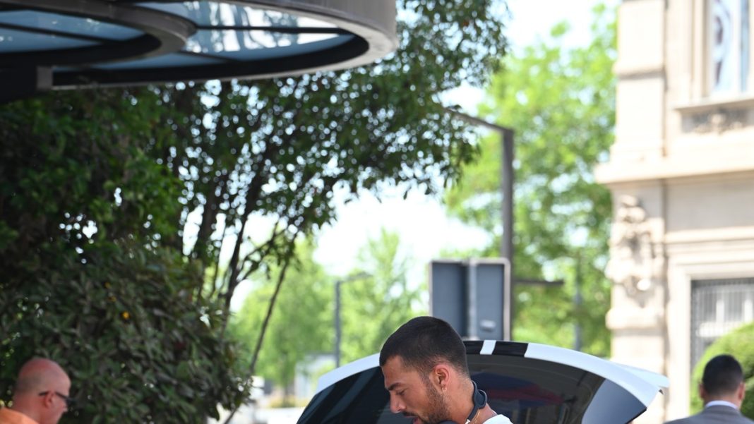 EKSKLUZIVNI PAPARACO: Najvreliji italijanski glumac u Beogradu, ulazi u beli Ferari, mišići pucaju - Ženama pale vilice - featured image
