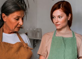 3 znaka da vas svekrva potajno ne voli: Obratite pažnju na to kako vam nudi kafu 3 znaka da vas svekrva potajno ne voli: Obratite pažnju na to kako vam nudi kafu - featured image