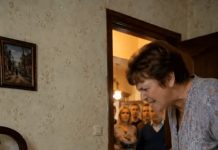 Spavala sam sa temperaturom od 39,5 stepeni kada me je svekrva polila hladnom vodom i naredila mi da ustanem i dočekam goste – a tada sam uradila nešto što niko nije očekivao… 🫣😲 Spavala sam sa temperaturom od 39,5 stepeni kada me je svekrva polila hladnom vodom i naredila mi da ustanem i dočekam goste – a tada sam uradila nešto što niko nije očekivao… 🫣😲 - featured image