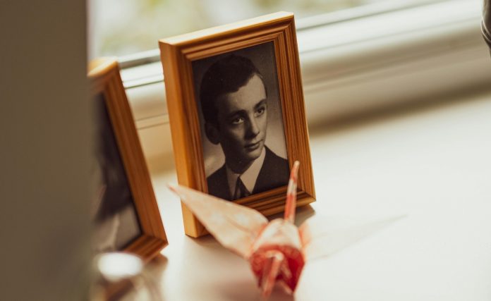 ZAŠTO NE TREBA DRŽATI FOTOGRAFIJE UMRLIH LJUDI U KUĆI Razlog će vas zapanjiti! - featured image