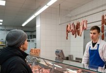 Svaki dan sedamdesetogodišnja penzionerka kupovala je kod mesara 40 kilograma mesa. Jednog dana mesar je odlučio da je prati kako bi saznao gde nestaje svo to meso. Svaki dan sedamdesetogodišnja penzionerka kupovala je kod mesara 40 kilograma mesa. Jednog dana mesar je odlučio da je prati kako bi saznao gde nestaje svo to meso. - featured image