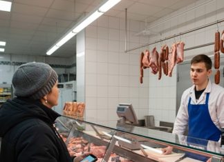 Svaki dan sedamdesetogodišnja penzionerka kupovala je kod mesara 40 kilograma mesa. Jednog dana mesar je odlučio da je prati kako bi saznao gde nestaje svo to meso. Svaki dan sedamdesetogodišnja penzionerka kupovala je kod mesara 40 kilograma mesa. Jednog dana mesar je odlučio da je prati kako bi saznao gde nestaje svo to meso. - featured image