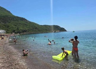 Kupači na plaži u Crnoj Gori NISU MOGLI DA VERUJU OČIMA! Zbog onoga što su videli u PLIĆAKU, odmah su pobjegli… (VIDEO) Kupači na plaži u Crnoj Gori NISU MOGLI DA VERUJU OČIMA! Zbog onoga što su videli u PLIĆAKU, odmah su pobjegli… (VIDEO) - featured image