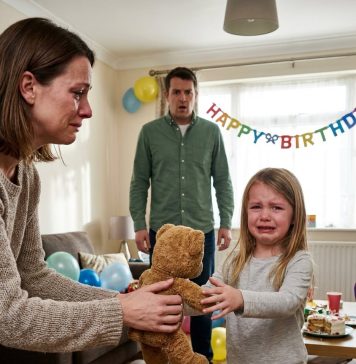 Zatim se, bez upozorenja, ukočila, odmaknula ga od sebe i tiho upitala: „Mama… što je to?“ Pogledala sam ga i boja mi je nestala s lica. Zatim se, bez upozorenja, ukočila, odmaknula ga od sebe i tiho upitala: „Mama… što je to?“ Pogledala sam ga i boja mi je nestala s lica. - featured image