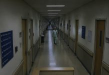 Bolničke nadzorne kamere snimile su me kako u četiri ujutro vrištim i skrivam se ispod stola… Kada je osiguranje povećalo snimku pacijentove narukvice, svi su zanijemili Bolničke nadzorne kamere snimile su me kako u četiri ujutro vrištim i skrivam se ispod stola… Kada je osiguranje povećalo snimku pacijentove narukvice, svi su zanijemili - featured image