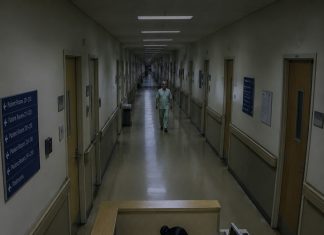 Bolničke nadzorne kamere snimile su me kako u četiri ujutro vrištim i skrivam se ispod stola… Kada je osiguranje povećalo snimku pacijentove narukvice, svi su zanijemili Bolničke nadzorne kamere snimile su me kako u četiri ujutro vrištim i skrivam se ispod stola… Kada je osiguranje povećalo snimku pacijentove narukvice, svi su zanijemili - featured image