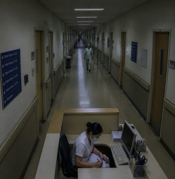 Bolničke nadzorne kamere snimile su me kako u četiri ujutro vrištim i skrivam se ispod stola… Kada je osiguranje povećalo snimku pacijentove narukvice, svi su zanijemili Bolničke nadzorne kamere snimile su me kako u četiri ujutro vrištim i skrivam se ispod stola… Kada je osiguranje povećalo snimku pacijentove narukvice, svi su zanijemili - featured image