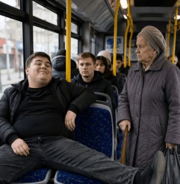 U autobusu bahati mladić ne samo da je odbio ustupiti mjesto starijoj ženi, već je demonstrativno stavio nogu na sjedište — ali ovakvu kaznu sigurno nije očekivao 😨😱 U autobusu bahati mladić ne samo da je odbio ustupiti mjesto starijoj ženi, već je demonstrativno stavio nogu na sjedište — ali ovakvu kaznu sigurno nije očekivao 😨😱 - featured image