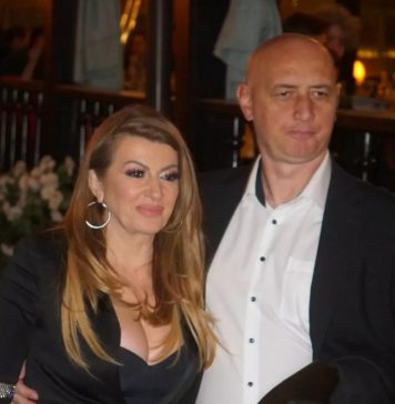 VIKI PROGOVORILA O RASTAVI OD TAŠKETA: Pjevačica 20 godina šutiIa, u Nerminu sam pronasla utjehu, trpiIa sam jake udarce u tom braku, vrijeme je da se zna! VIKI PROGOVORILA O RASTAVI OD TAŠKETA: Pjevačica 20 godina šutiIa, u Nerminu sam pronasla utjehu, trpiIa sam jake udarce u tom braku, vrijeme je da se zna! - featured image