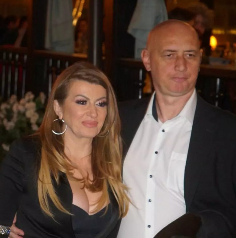 VIKI PROGOVORILA O RASTAVI OD TAŠKETA: Pjevačica 20 godina šutiIa, u Nerminu sam pronasla utjehu, trpiIa sam jake udarce u tom braku, vrijeme je da se zna! - featured image VIKI PROGOVORILA O RASTAVI OD TAŠKETA: Pjevačica 20 godina šutiIa, u Nerminu sam pronasla utjehu, trpiIa sam jake udarce u tom braku, vrijeme je da se zna! - featured image