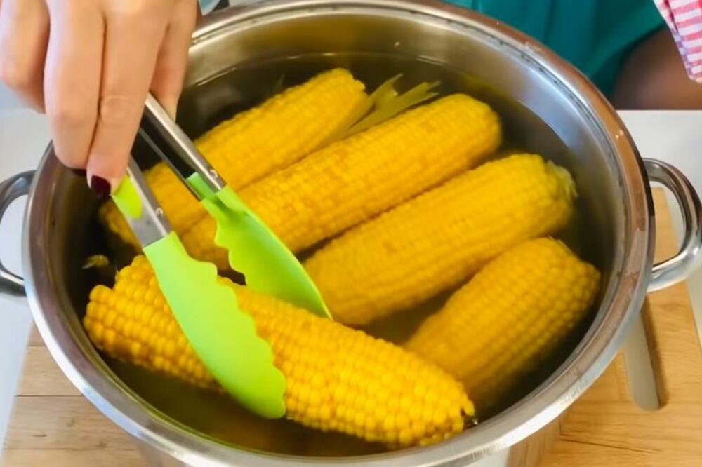 Dodajte dva sastojka u vodu dok kuvate kukuruz: Svako zrno biće mekano, sočno i slatko - featured image Dodajte dva sastojka u vodu dok kuvate kukuruz: Svako zrno biće mekano, sočno i slatko - featured image