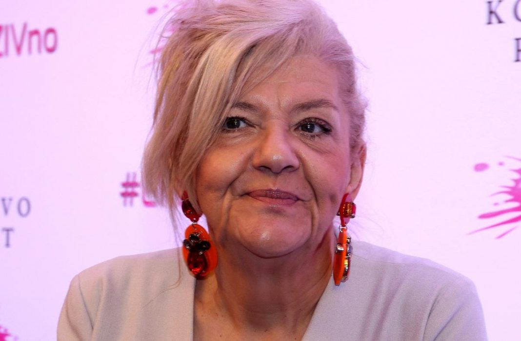 Futa je Marinu strašno povredio, posle svađe napisala stihove i dala velikoj zvezdi: Ovaj hit krije njenu istinitu priču - featured image Futa je Marinu strašno povredio, posle svađe napisala stihove i dala velikoj zvezdi: Ovaj hit krije njenu istinitu priču - featured image