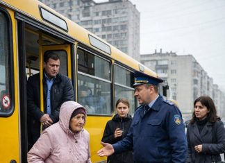 Vozač autobusa izbacio je 80-godišnju ženu jer nije platila kartu. Ali prije nego što je sišla, rekla mu je jednu rečenicu koja je ostavila bez riječi vozača — i sve putnike… Vozač autobusa izbacio je 80-godišnju ženu jer nije platila kartu. Ali prije nego što je sišla, rekla mu je jednu rečenicu koja je ostavila bez riječi vozača — i sve putnike… - featured image