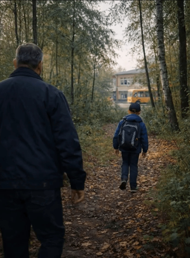 Vozač školskog autobusa primetio je da jedan od učenika ne ide u školu, već se uputio ka šumi; odlučio je da ga prati i bio je u šoku od onoga što je video 😲😨 - featured image
