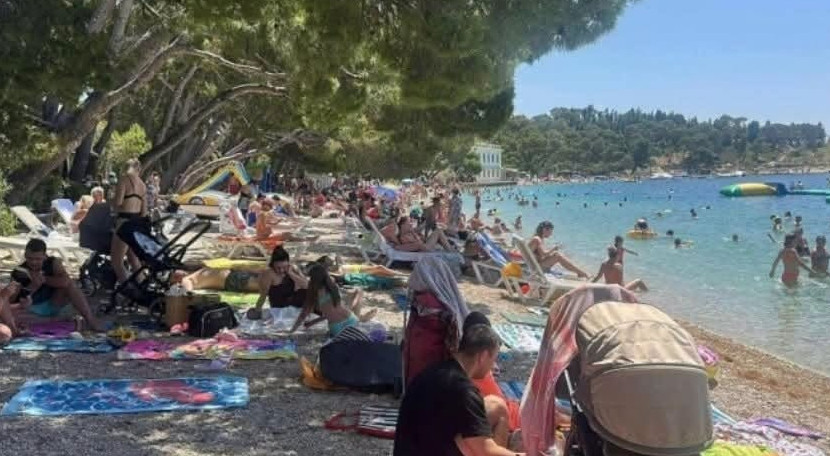 Strašno – Turisti u panici: Šta je ovo isplivalo iz mora? (FOTO) - featured image